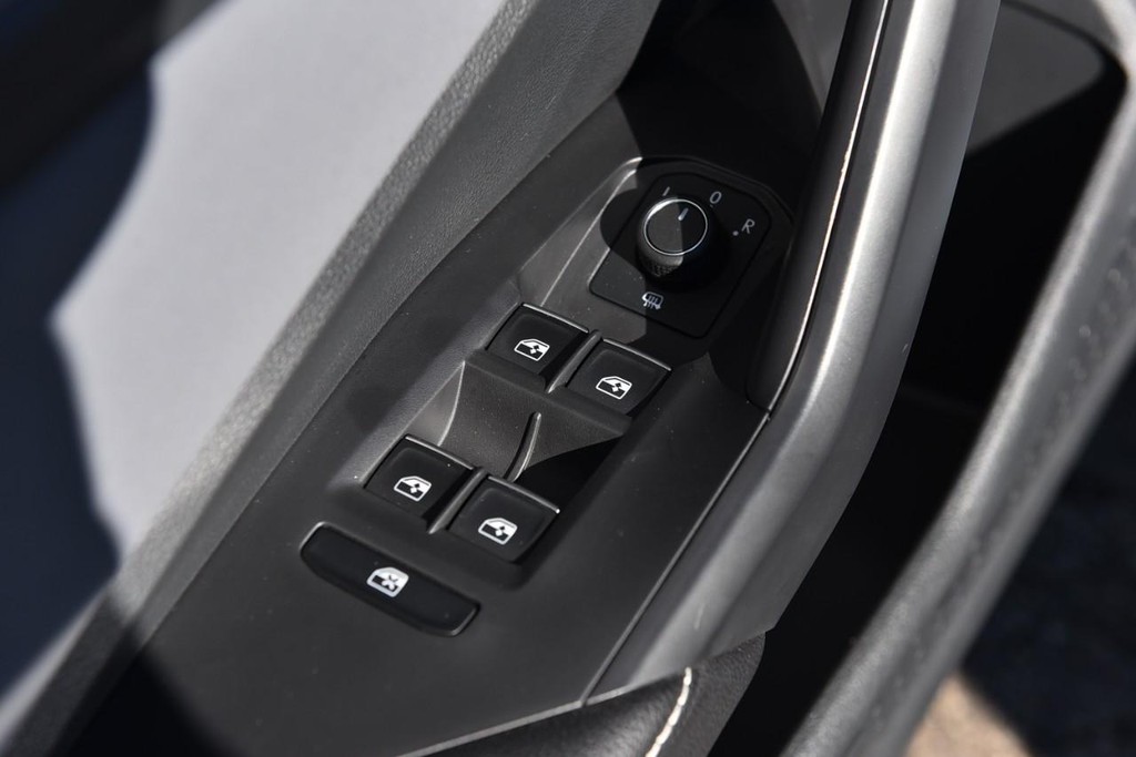 Volkswagen Jetta Vehicle Full-screen Gallery Image 8