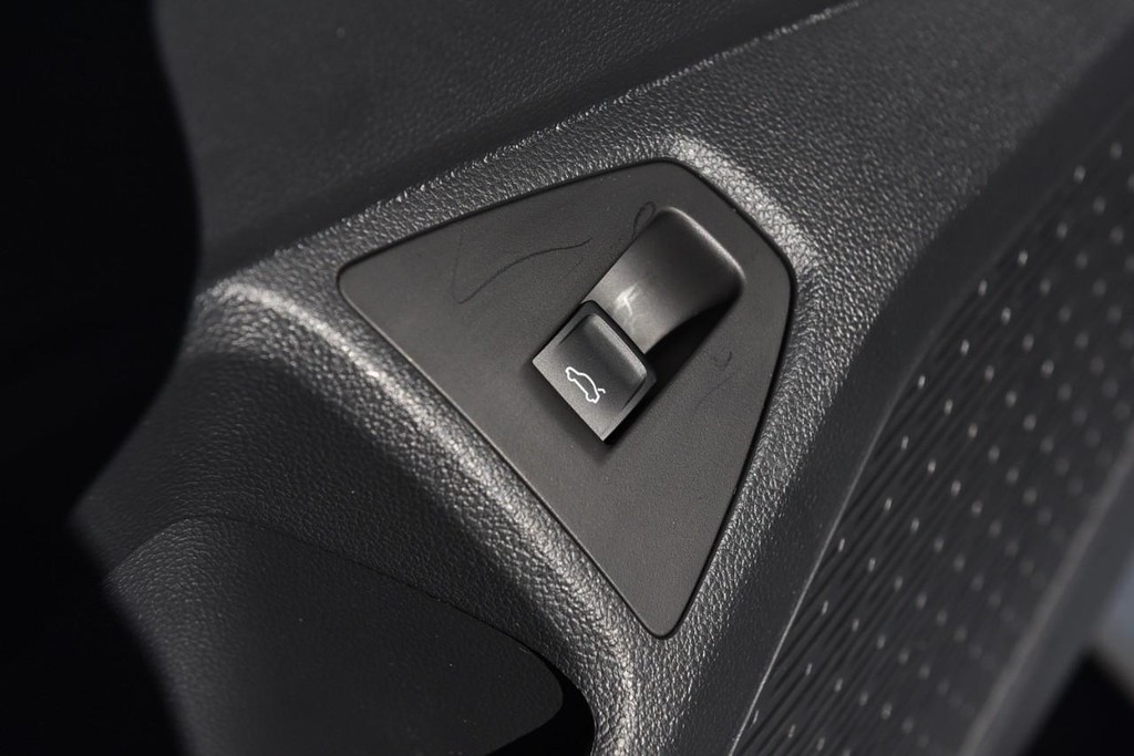 Volkswagen Jetta Vehicle Full-screen Gallery Image 9