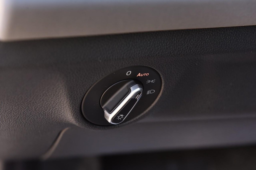 Volkswagen Jetta Vehicle Full-screen Gallery Image 11