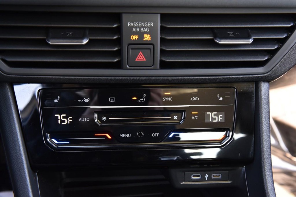 Volkswagen Jetta Vehicle Full-screen Gallery Image 15