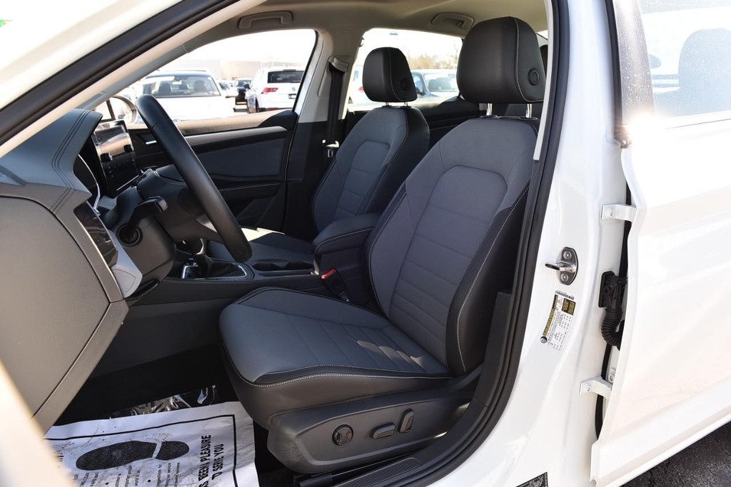 Volkswagen Jetta Vehicle Full-screen Gallery Image 20