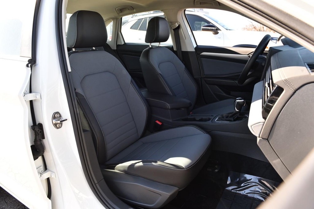 Volkswagen Jetta Vehicle Full-screen Gallery Image 21