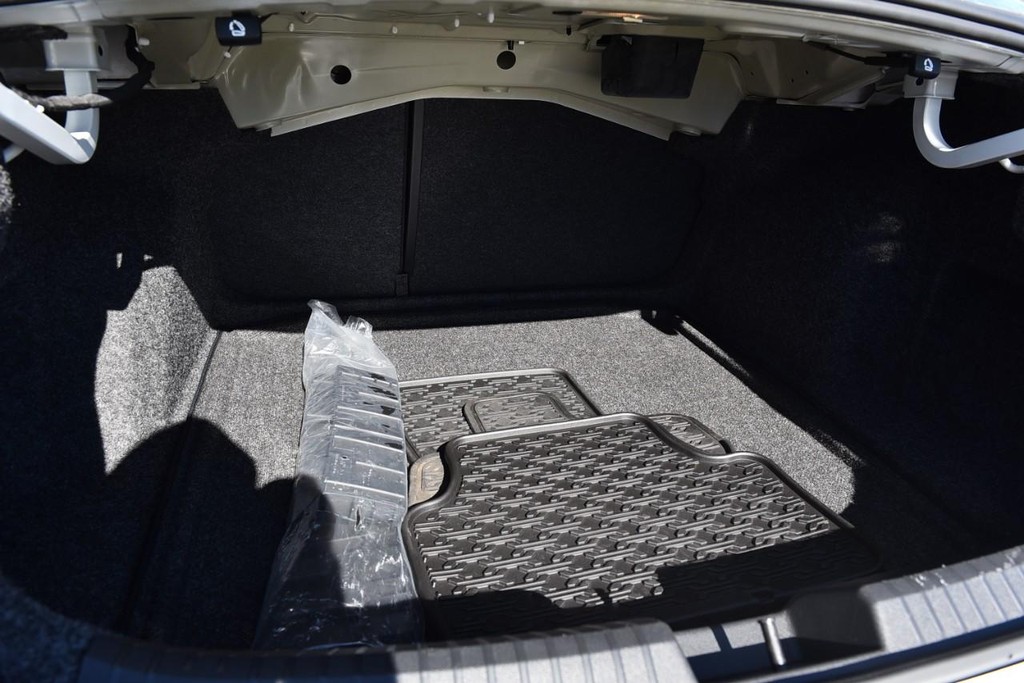 Volkswagen Jetta Vehicle Full-screen Gallery Image 24