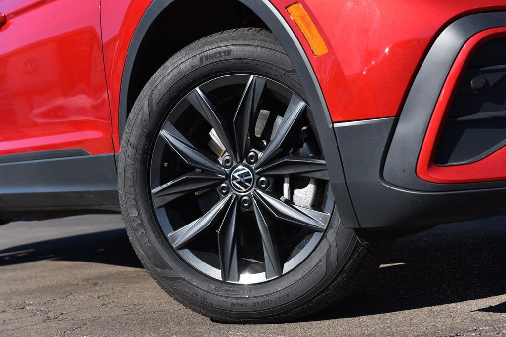 Volkswagen Tiguan Vehicle Full-screen Gallery Image 3