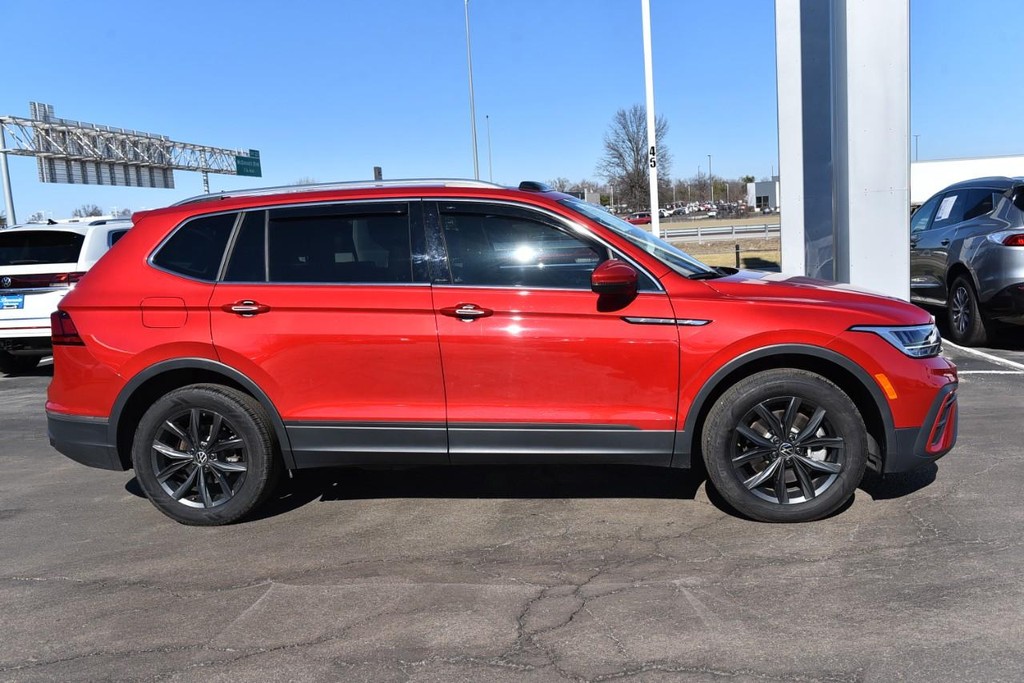 Volkswagen Tiguan Vehicle Full-screen Gallery Image 5