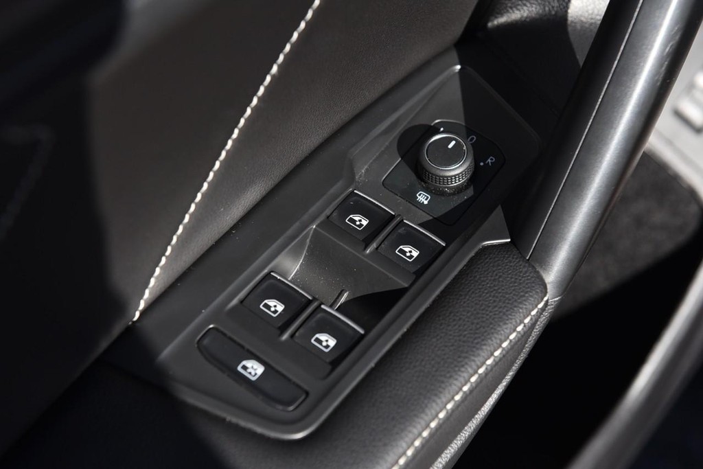 Volkswagen Tiguan Vehicle Full-screen Gallery Image 8