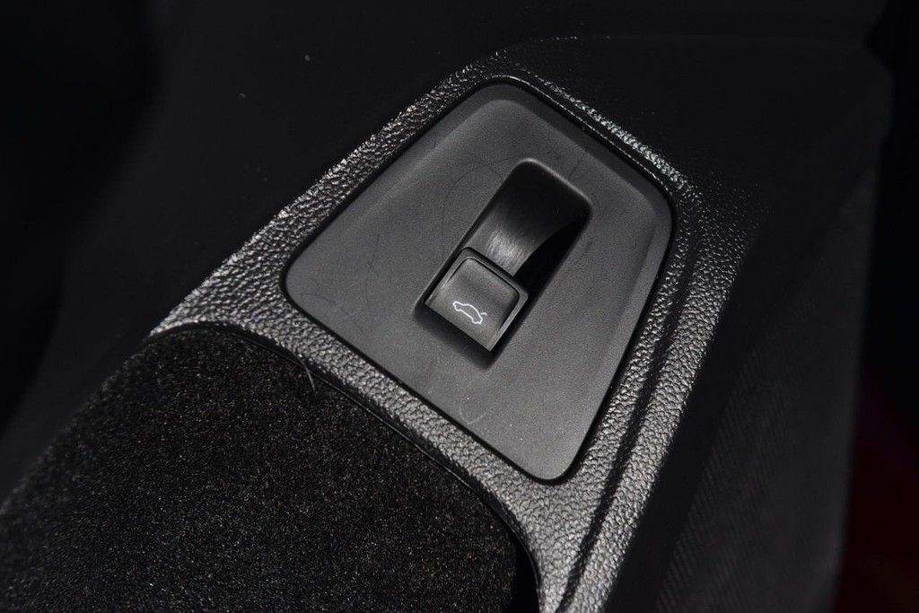 Volkswagen Tiguan Vehicle Full-screen Gallery Image 9