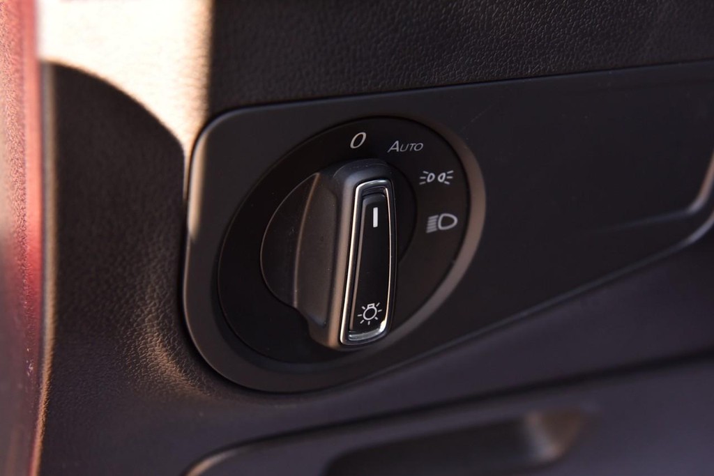 Volkswagen Tiguan Vehicle Full-screen Gallery Image 12