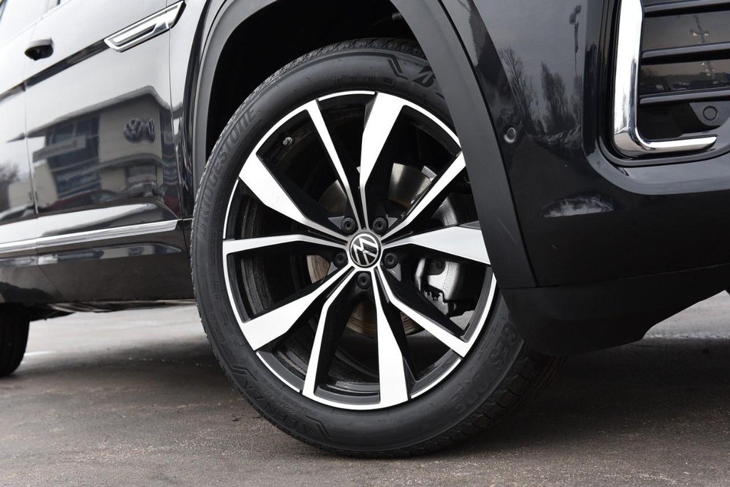 Volkswagen Atlas Cross Sport Vehicle Full-screen Gallery Image 3