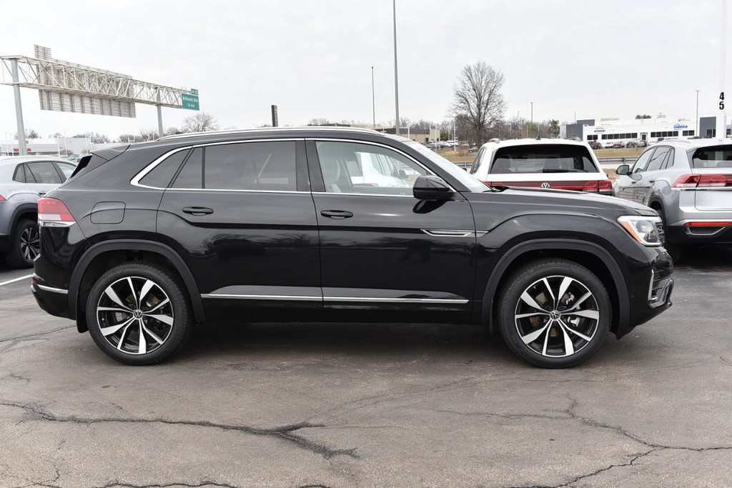 Volkswagen Atlas Cross Sport Vehicle Full-screen Gallery Image 5