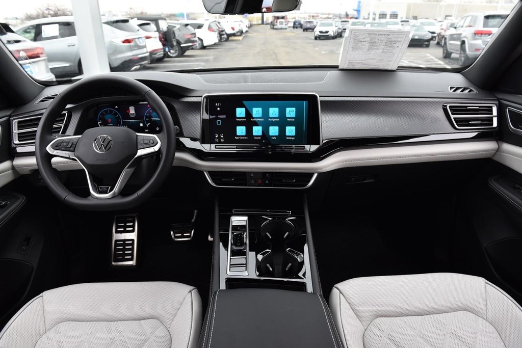 Volkswagen Atlas Cross Sport Vehicle Full-screen Gallery Image 7