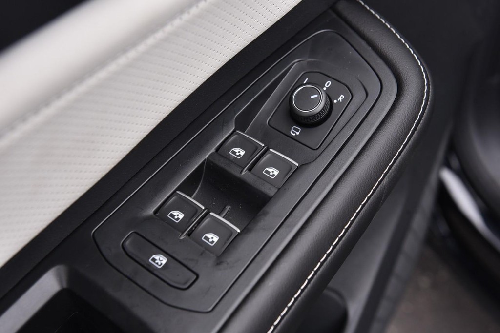 Volkswagen Atlas Cross Sport Vehicle Full-screen Gallery Image 8