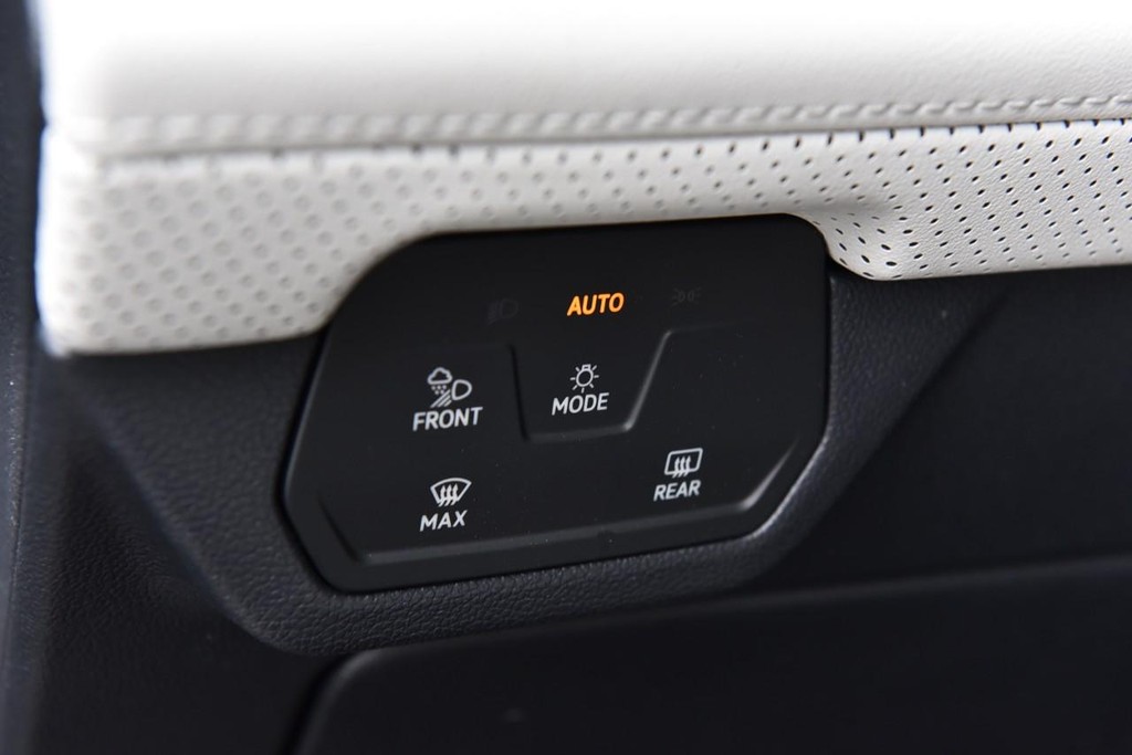 Volkswagen Atlas Cross Sport Vehicle Full-screen Gallery Image 11