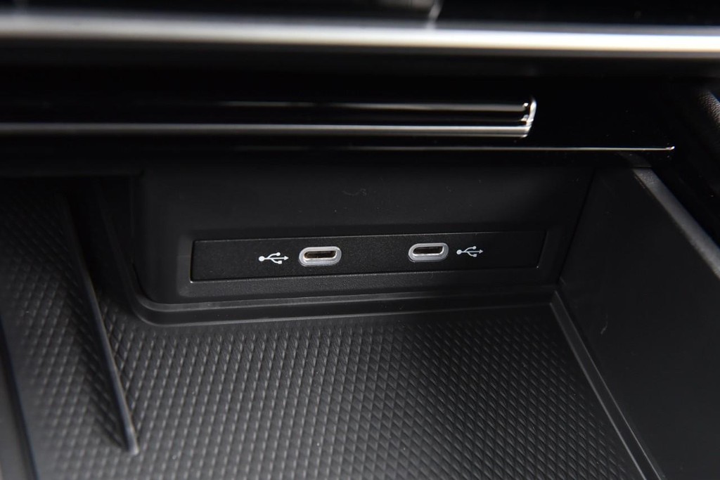 Volkswagen Atlas Cross Sport Vehicle Full-screen Gallery Image 16