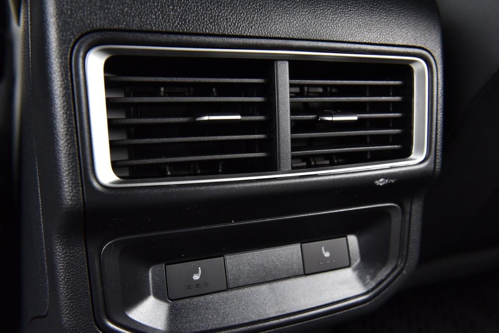 Volkswagen Atlas Cross Sport Vehicle Full-screen Gallery Image 23