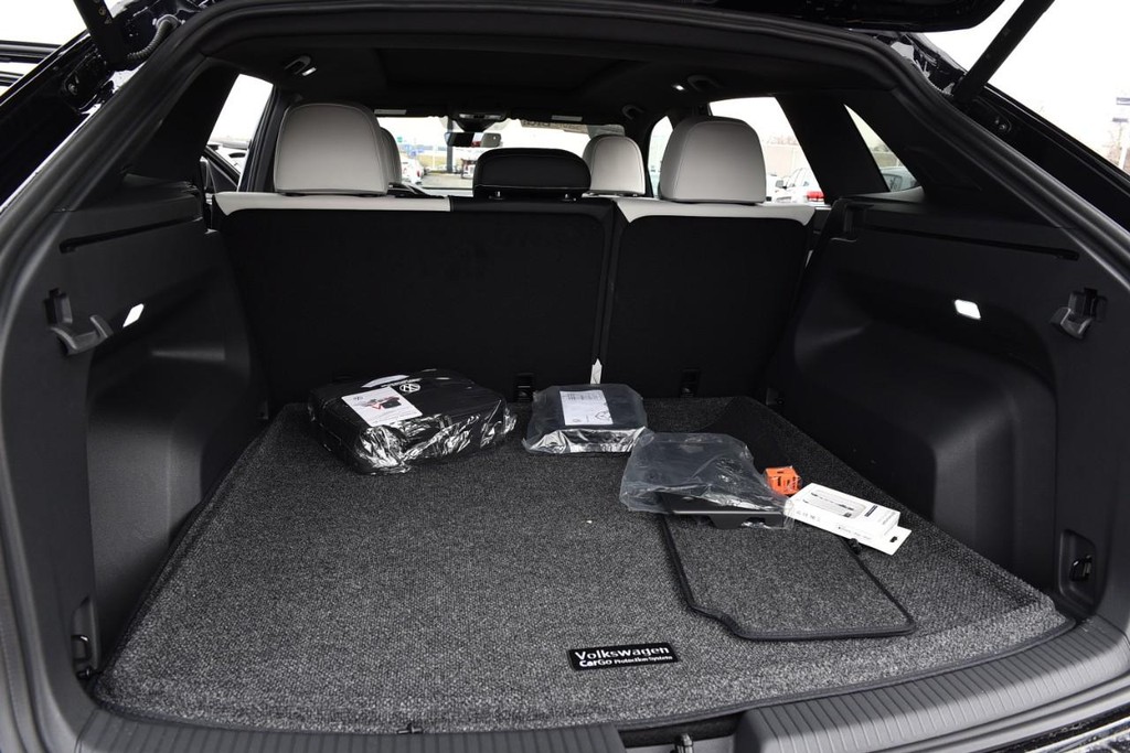 Volkswagen Atlas Cross Sport Vehicle Full-screen Gallery Image 25