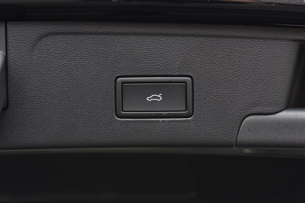 Volkswagen Atlas Cross Sport Vehicle Full-screen Gallery Image 26