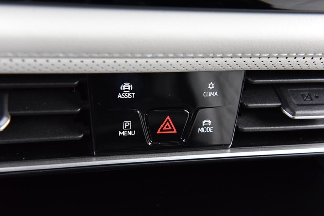 Volkswagen Atlas Cross Sport Vehicle Image 15