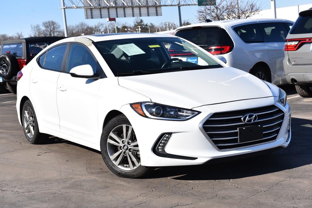 Hyundai Elantra Vehicle Full-screen Gallery Image 2