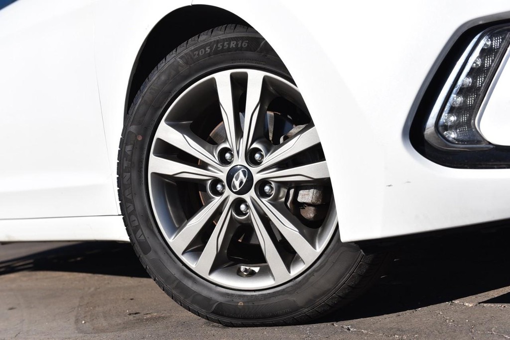 Hyundai Elantra Vehicle Full-screen Gallery Image 3