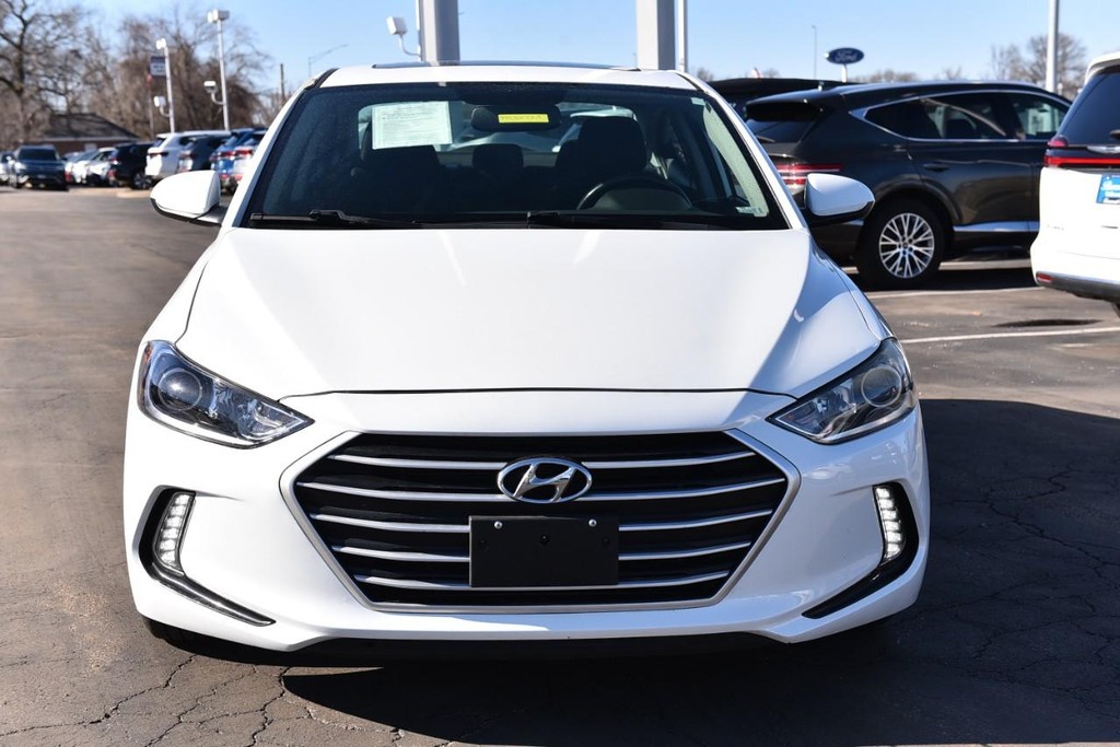 Hyundai Elantra Vehicle Full-screen Gallery Image 4