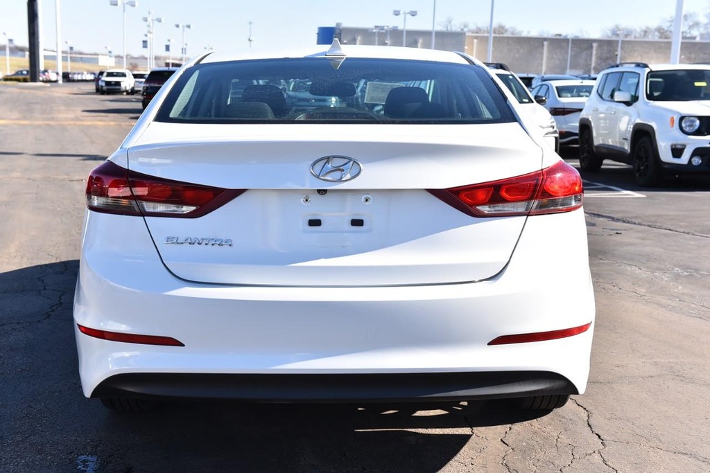 Hyundai Elantra Vehicle Full-screen Gallery Image 6