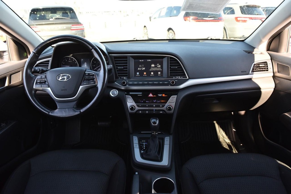 Hyundai Elantra Vehicle Full-screen Gallery Image 7