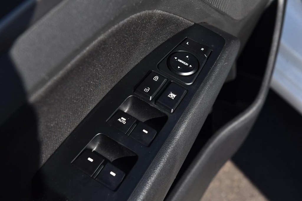 Hyundai Elantra Vehicle Full-screen Gallery Image 8