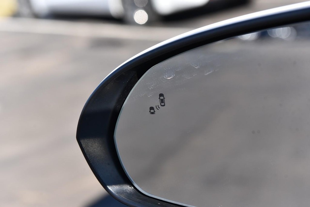 Hyundai Elantra Vehicle Full-screen Gallery Image 9