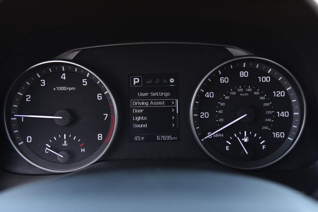 Hyundai Elantra Vehicle Full-screen Gallery Image 11