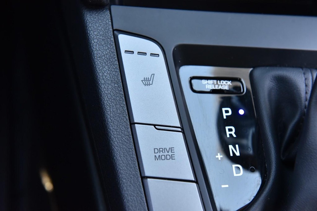 Hyundai Elantra Vehicle Full-screen Gallery Image 16