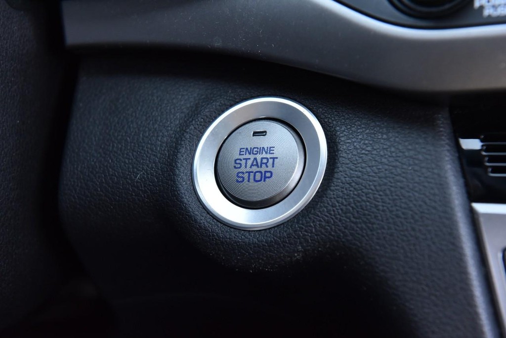 Hyundai Elantra Vehicle Full-screen Gallery Image 17