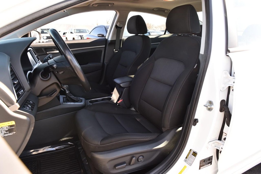 Hyundai Elantra Vehicle Full-screen Gallery Image 19