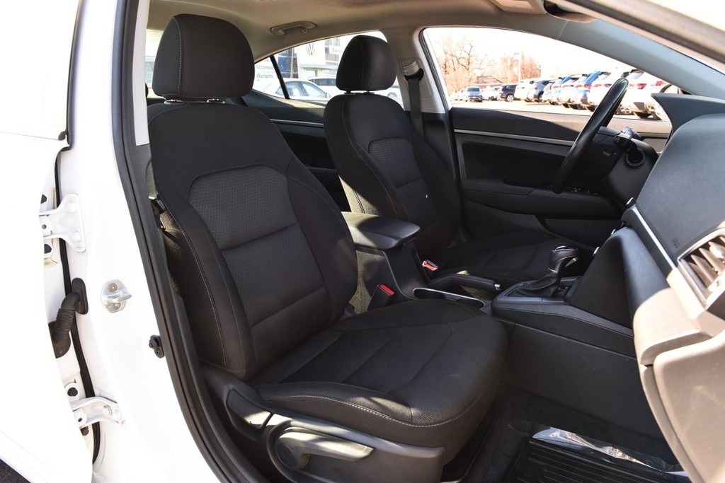 Hyundai Elantra Vehicle Full-screen Gallery Image 20