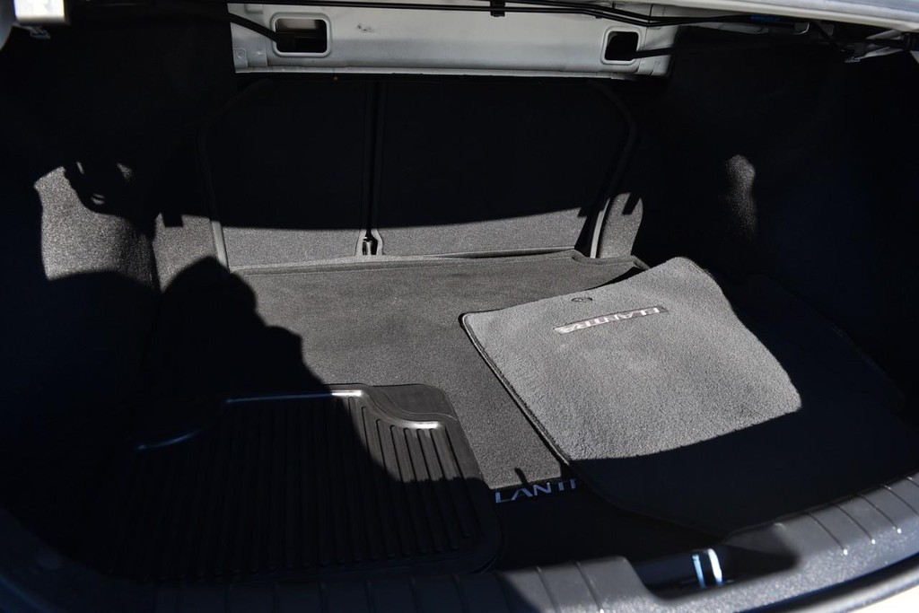 Hyundai Elantra Vehicle Full-screen Gallery Image 23