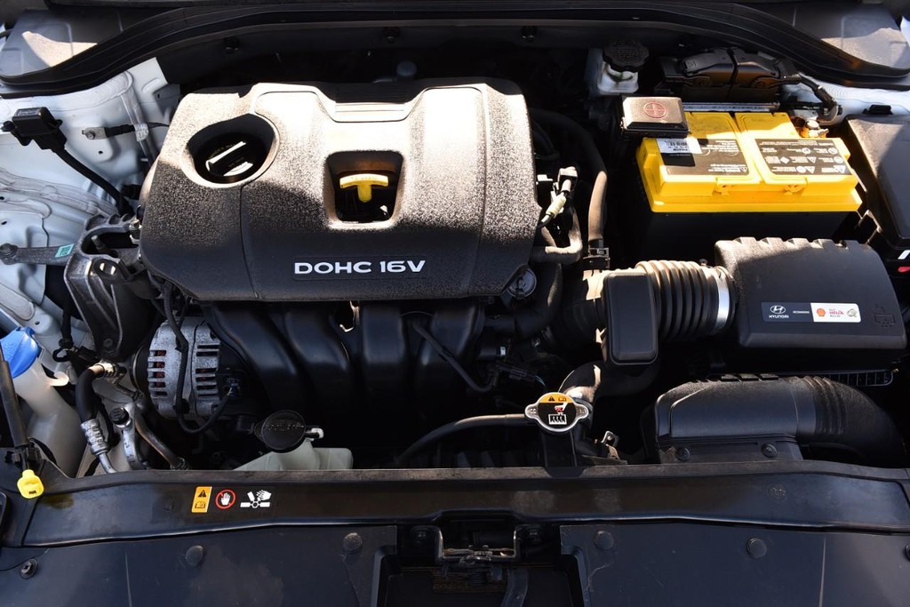 Hyundai Elantra Vehicle Full-screen Gallery Image 24