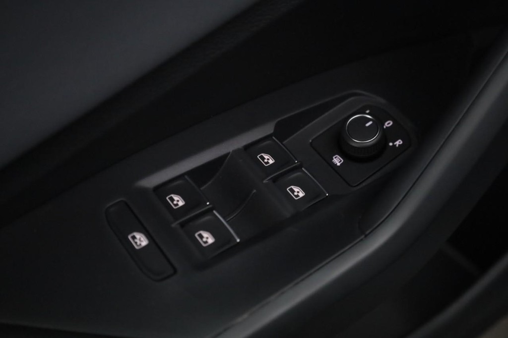 Volkswagen Jetta Vehicle Full-screen Gallery Image 11