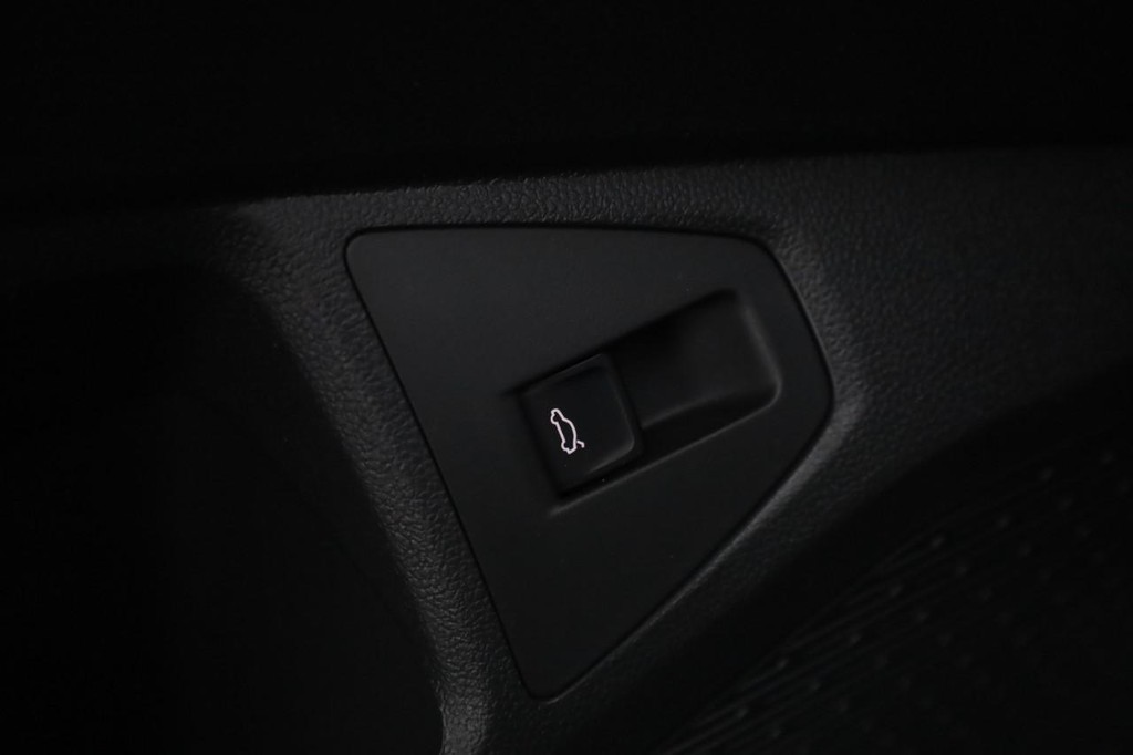 Volkswagen Jetta Vehicle Full-screen Gallery Image 12