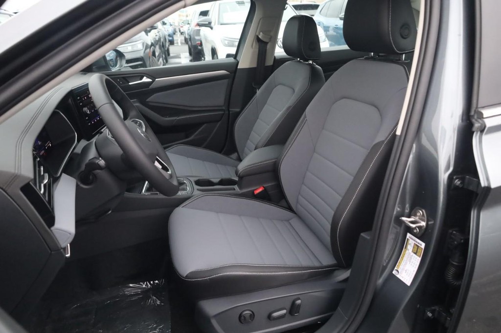 Volkswagen Jetta Vehicle Full-screen Gallery Image 19