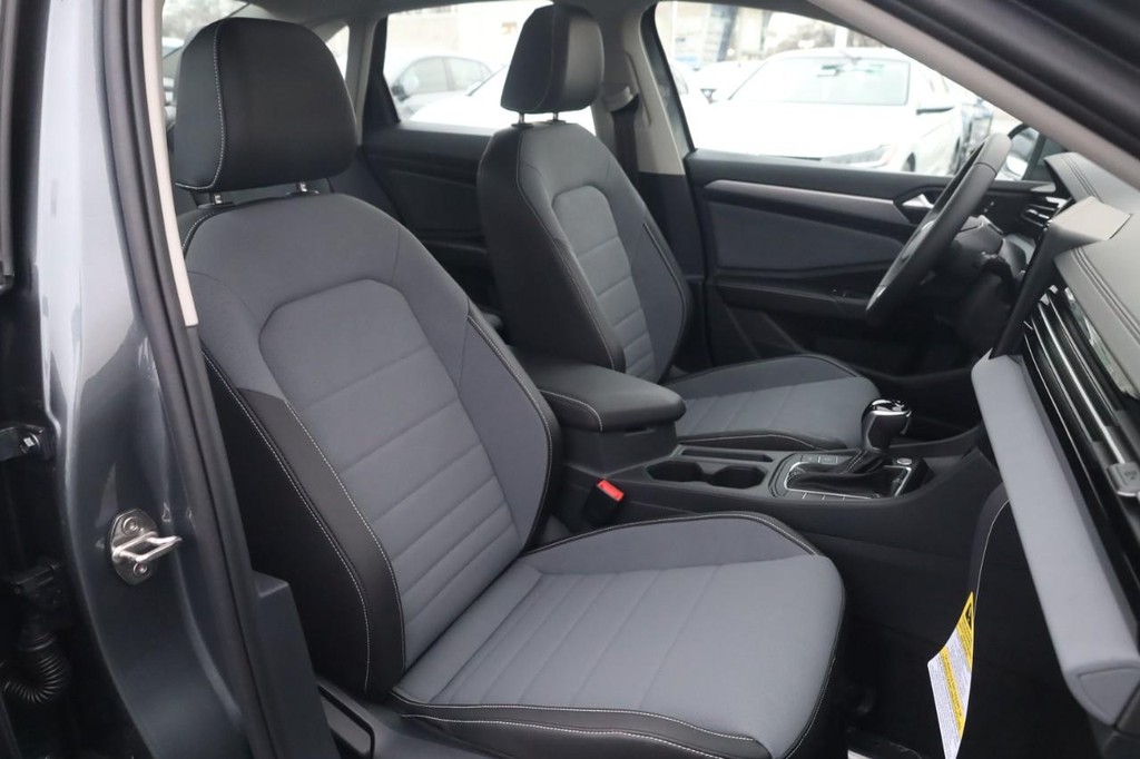 Volkswagen Jetta Vehicle Full-screen Gallery Image 20