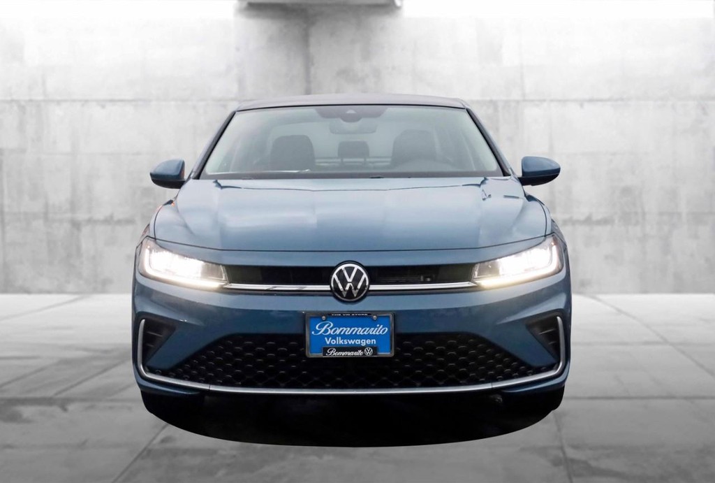 Volkswagen Jetta Vehicle Full-screen Gallery Image 4
