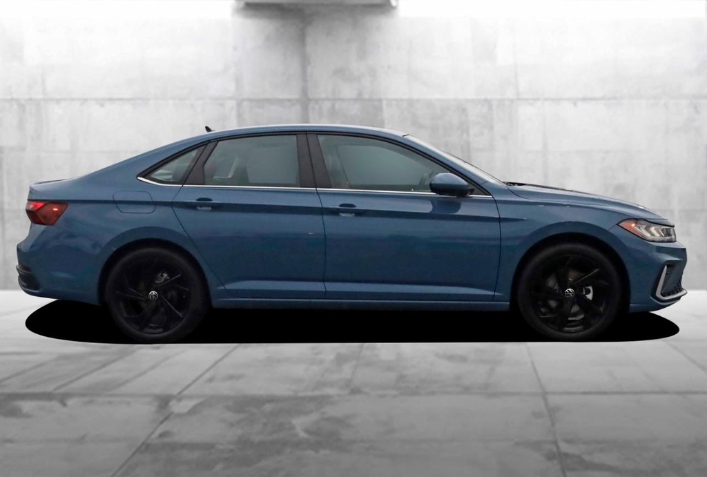 Volkswagen Jetta Vehicle Full-screen Gallery Image 5