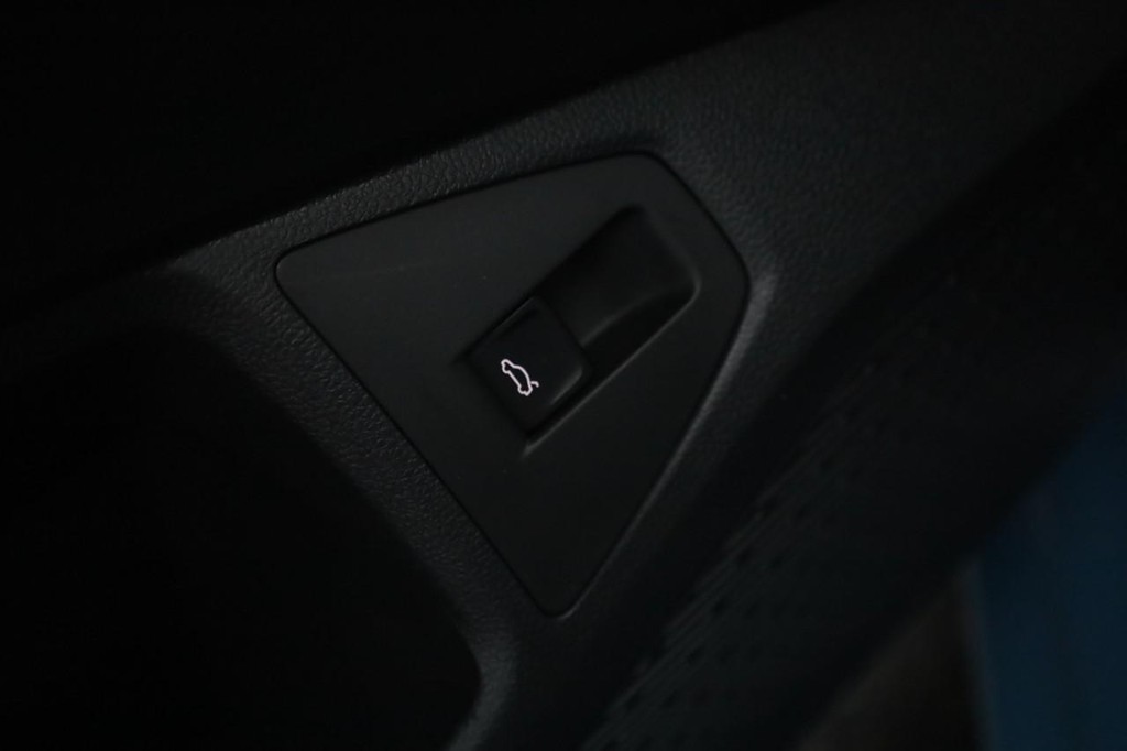 Volkswagen Jetta Vehicle Full-screen Gallery Image 12