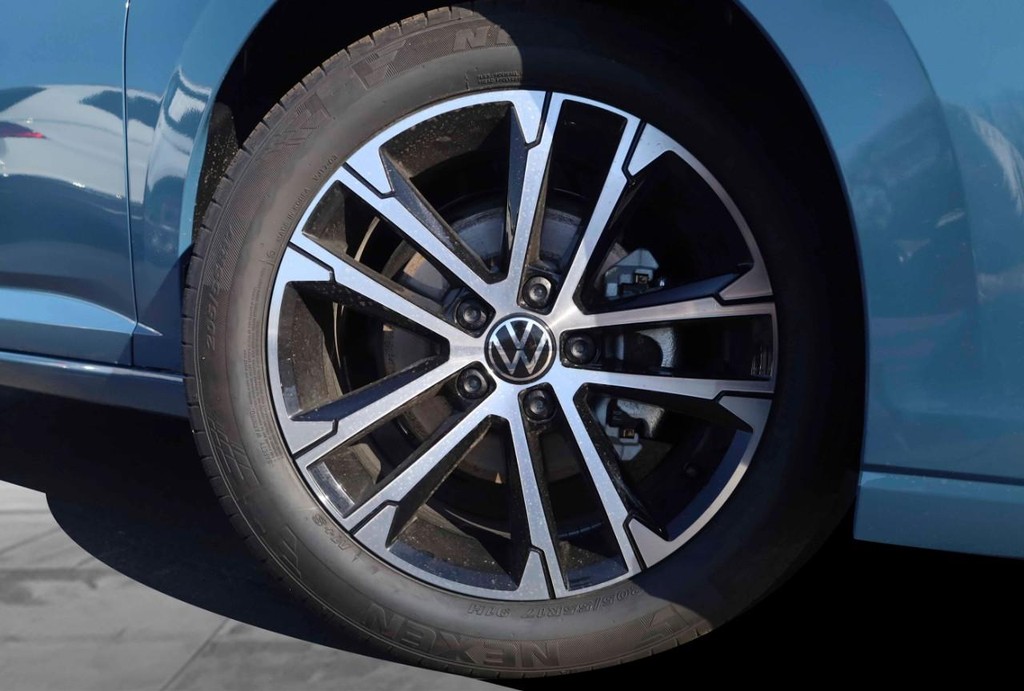 Volkswagen Jetta Vehicle Full-screen Gallery Image 3