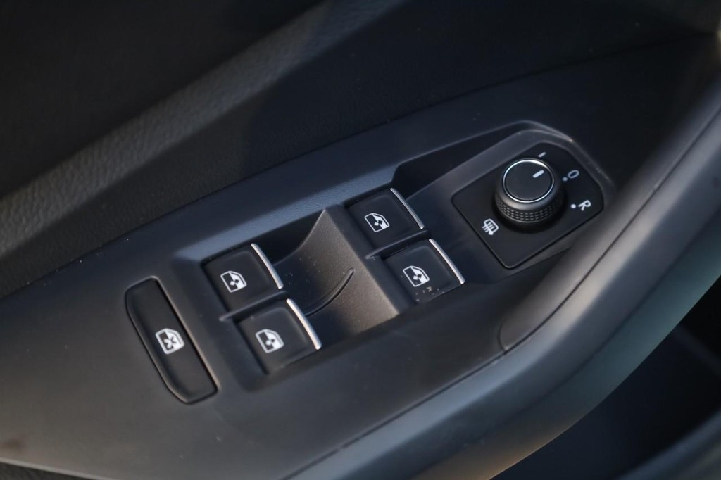 Volkswagen Jetta Vehicle Full-screen Gallery Image 11