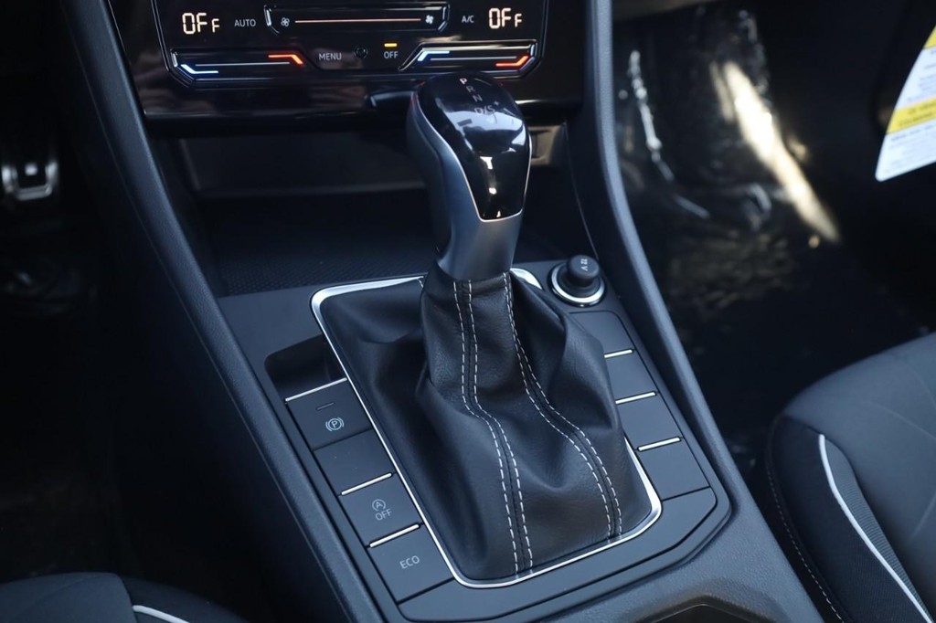 Volkswagen Jetta Vehicle Full-screen Gallery Image 18