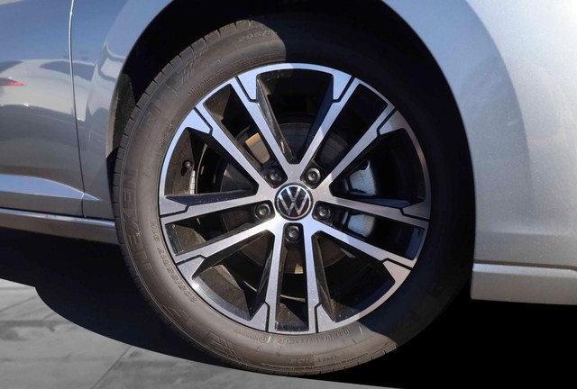 Volkswagen Jetta Vehicle Image 03