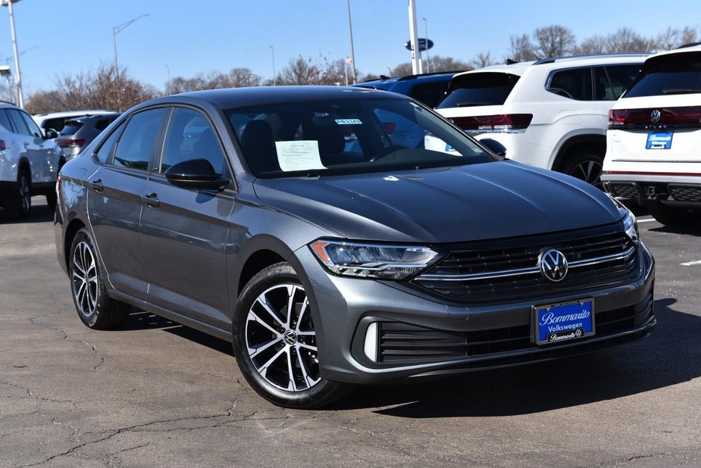 Volkswagen Jetta Vehicle Full-screen Gallery Image 2