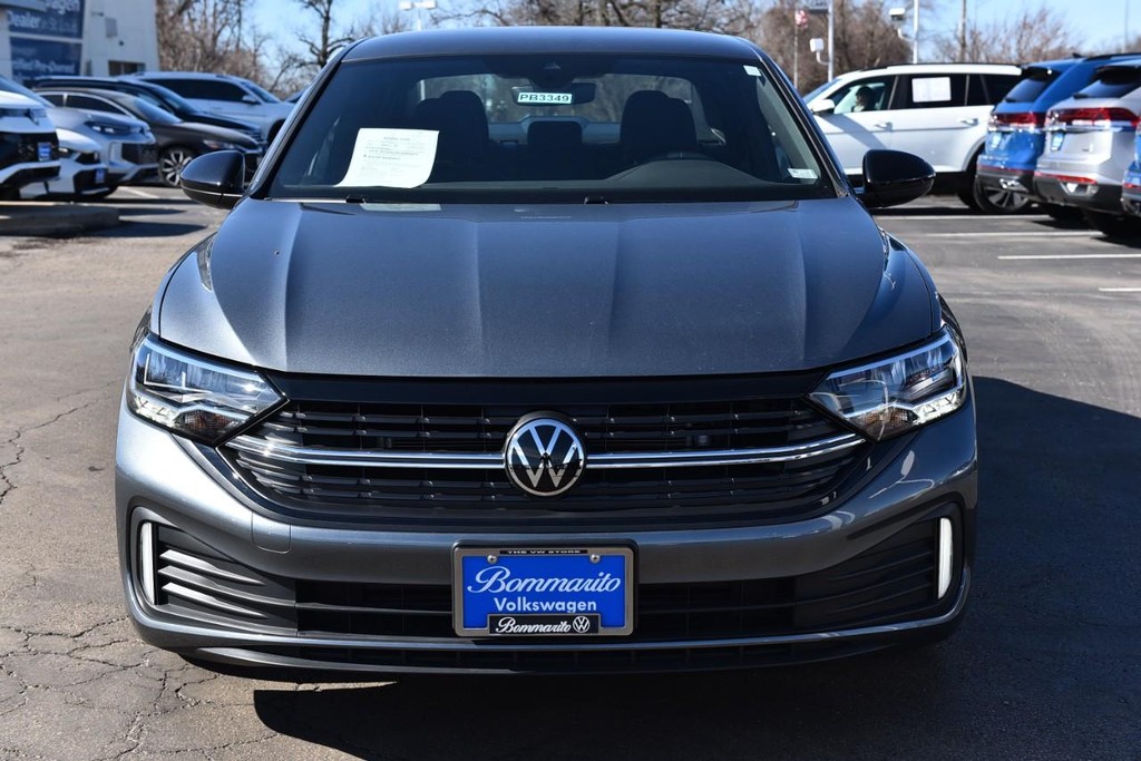 Volkswagen Jetta Vehicle Full-screen Gallery Image 4