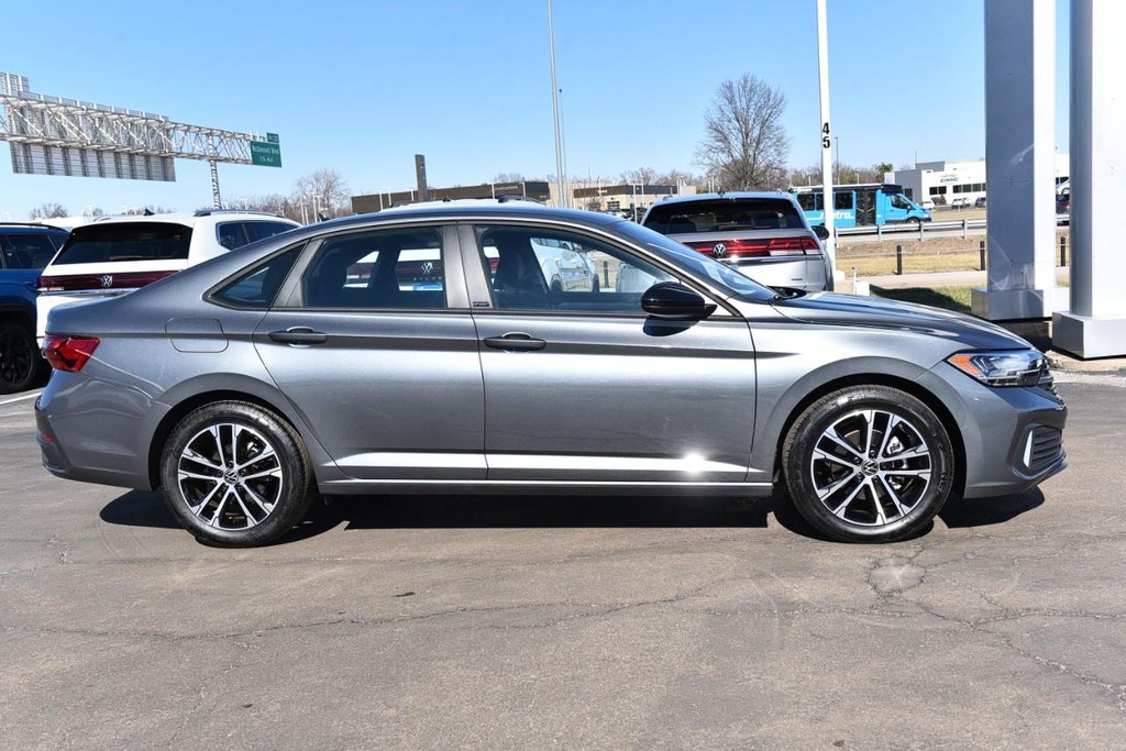 Volkswagen Jetta Vehicle Full-screen Gallery Image 5